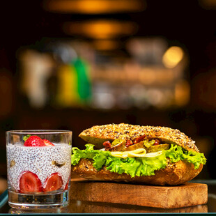 美味汉堡配草莓饮品