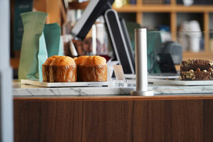 厨房台面的美味面包与器具