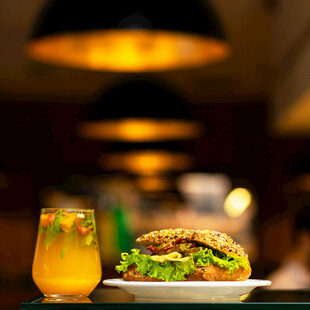 美味汉堡配清爽饮品