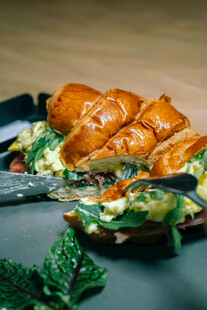 美味烤物搭配新鲜蔬菜