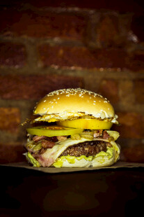 美味双层牛肉芝士汉堡