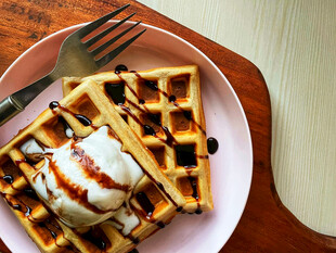 美味华夫饼配冰淇淋