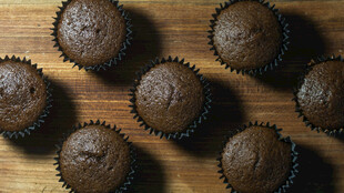 木制背景上的美味巧克力蛋糕