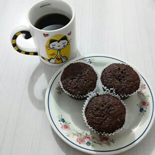 咖啡配巧克力松饼的惬意时刻