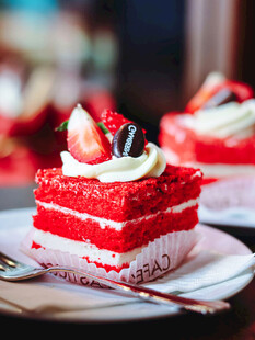 美味草莓红丝绒蛋糕