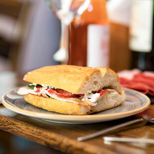 美味三明治置于精致餐盘上