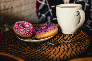 甜甜圈与咖啡的惬意时光