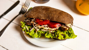 美味全麦三明治配蔬菜