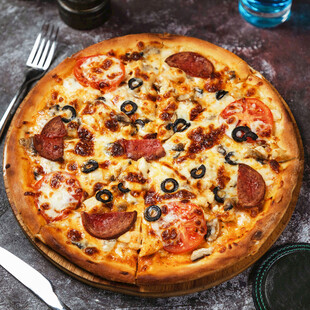 美味多样的意大利香肠披萨