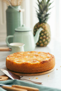 美味芝士蛋糕摆于餐桌