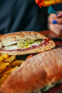 美味三明治搭配金黄薯条