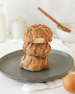 堆叠的美味面包