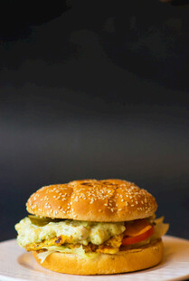 美味鸡肉芝士汉堡特写