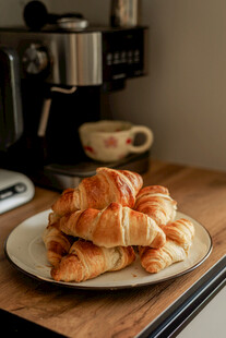 美味牛角面包摆于厨房台