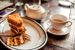 美味茶点与热茶的惬意时光