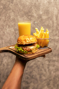 手持美味快餐套餐