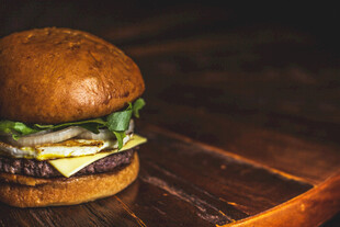 美味汉堡置于木质桌面上