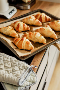 烤盘上的美味牛角面包