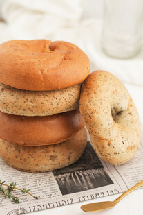 堆叠的美味百吉饼