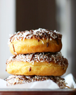 堆叠的美味椰子巧克力甜甜圈