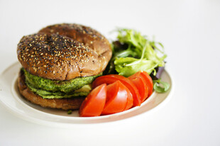 美味汉堡配新鲜蔬果