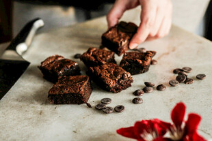 美味巧克力布朗尼制作场景