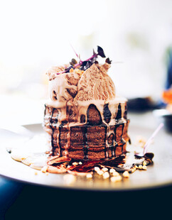 美味巧克力淋面多层蛋糕