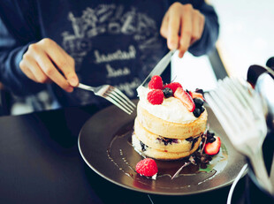 享用美味浆果装饰蛋糕