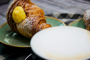 美味牛角包搭配饮品