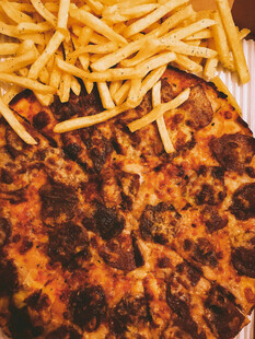 美味烤牛排配金黄薯条