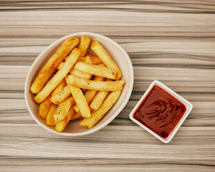 碗装薯条配番茄酱