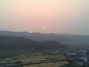 日落时分的乡村田野风光