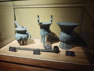 古代青铜酒器展示