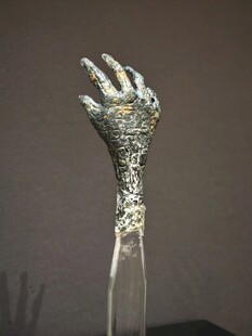 金属机械手臂雕塑