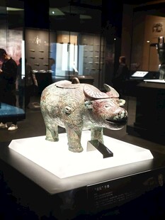 青铜牛尊展示于博物馆