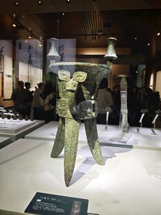 青铜文物展示于展柜中