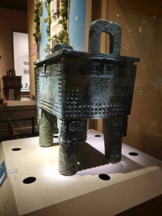 商代青铜鼎展示