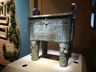 商代青铜鼎展示