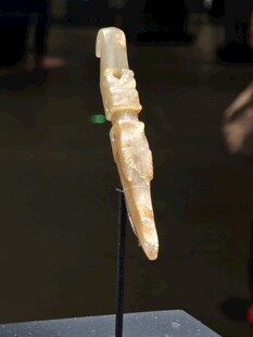 远古骨制雕刻品展示