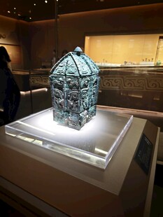 青铜文物展示于展台上