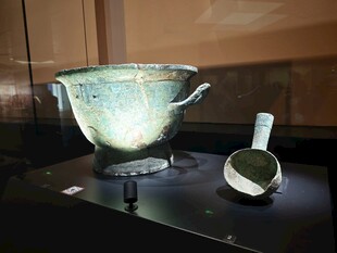 青铜器皿与配套器具展示