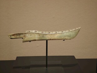 古代玉制长条形器物展示