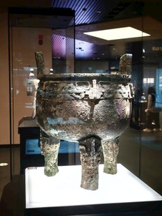 商代青铜鼎展示于博物馆