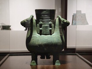 青铜方尊陈列展示