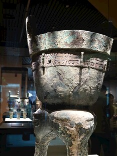 古代青铜三足鼎