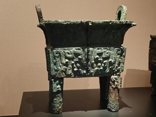 古代青铜方鼎展示