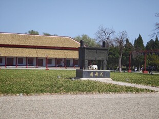 中式古建筑前的开阔草地