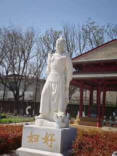 户外妇人雕像