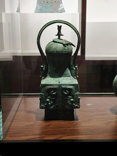 古朴青铜器物陈列展示