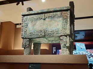 商代青铜鼎展示